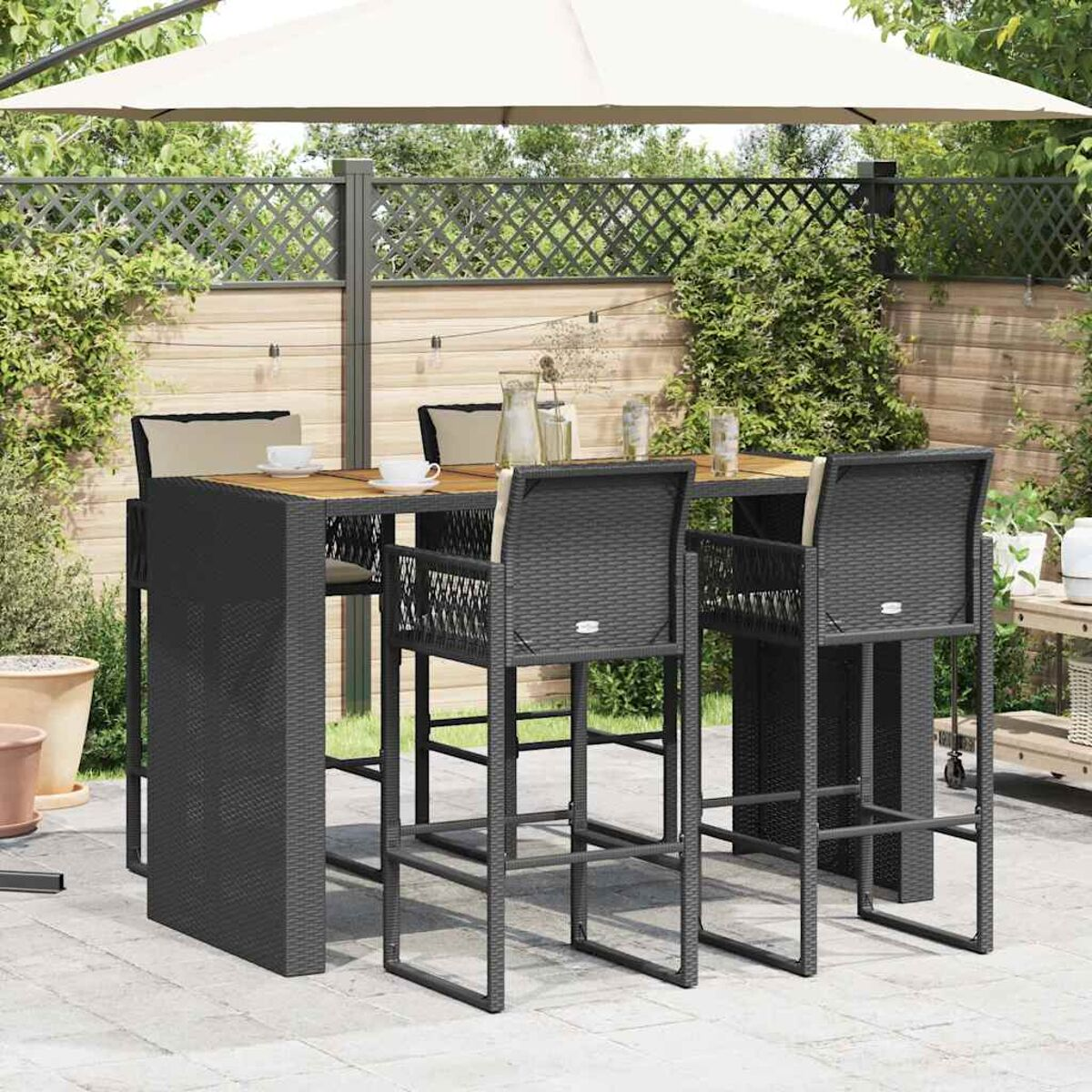 Outdoor-Bar-Set mit Tisch, Hockern, Sonnenschirm und Terrasseneinstellung.