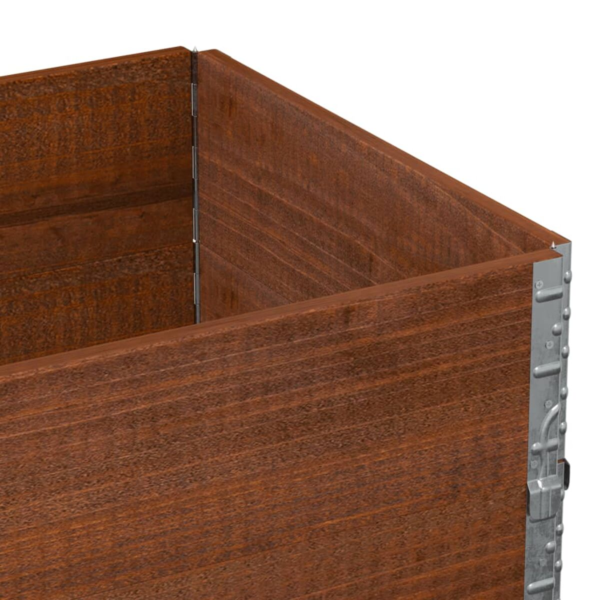 Nahaufnahme einer Holzkübelecke. Das Holz ist braun. Metallwinkel verbinden die Seiten.