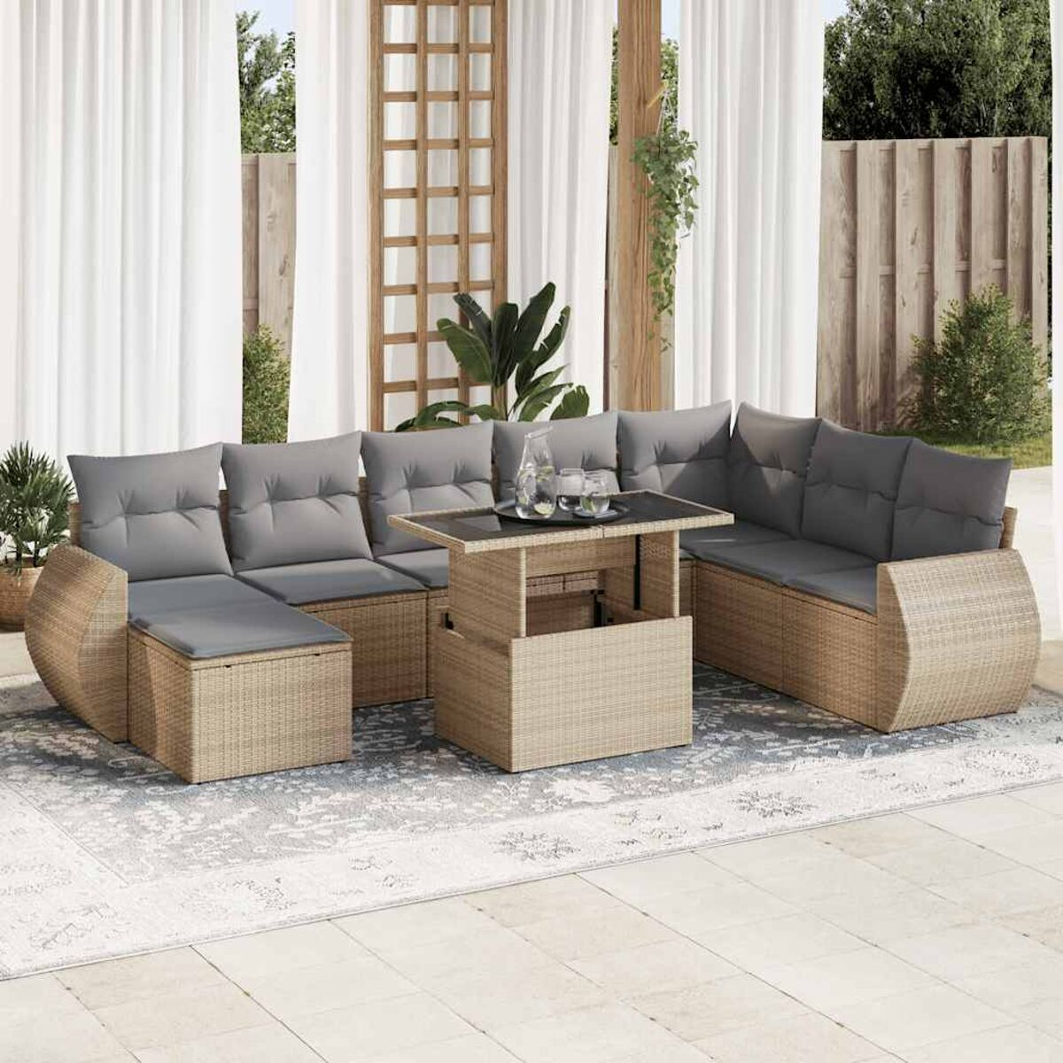 Outdoor-Ecksofa mit grauen Kissen und einem Tisch mit Glasplatte. Szene ist eine Terrasse mit Vorhängen und Grün.