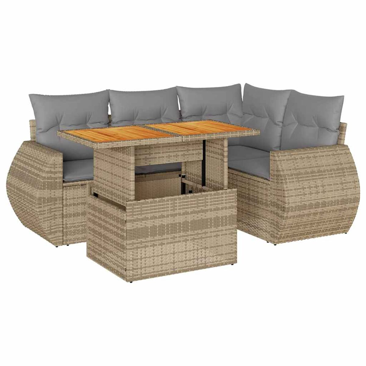 Divano angolare in rattan beige con cuscini grigi e tavolo in legno.