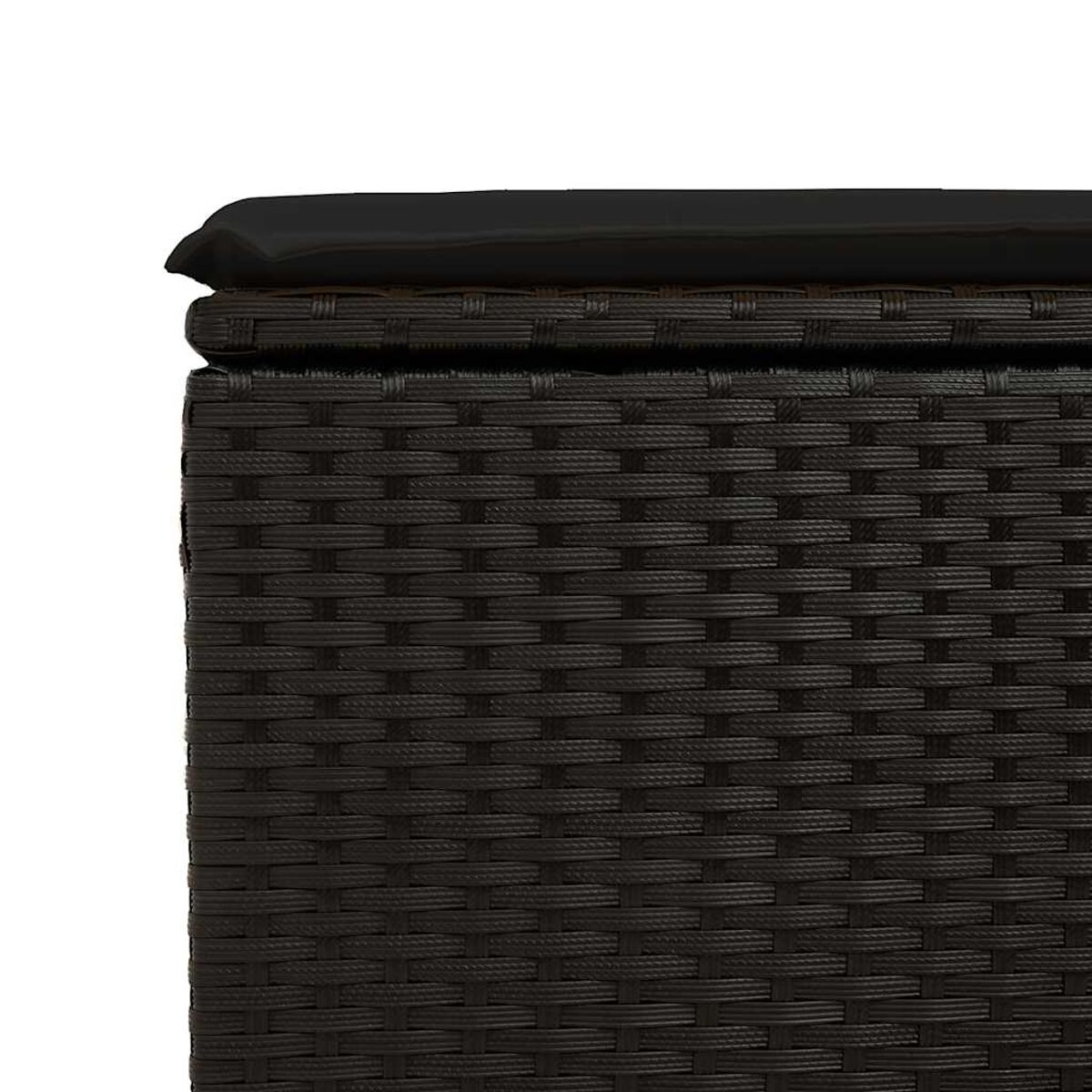 Primo piano di un contenitore di stoccaggio in vimini nero intrecciato con un top imbottito nero. Sfondo scuro.