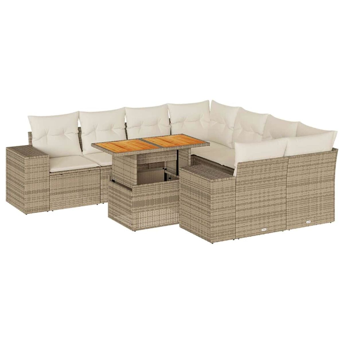 Divano angolare in rattan beige con cuscini color crema e tavolo in legno. Sfondo bianco.