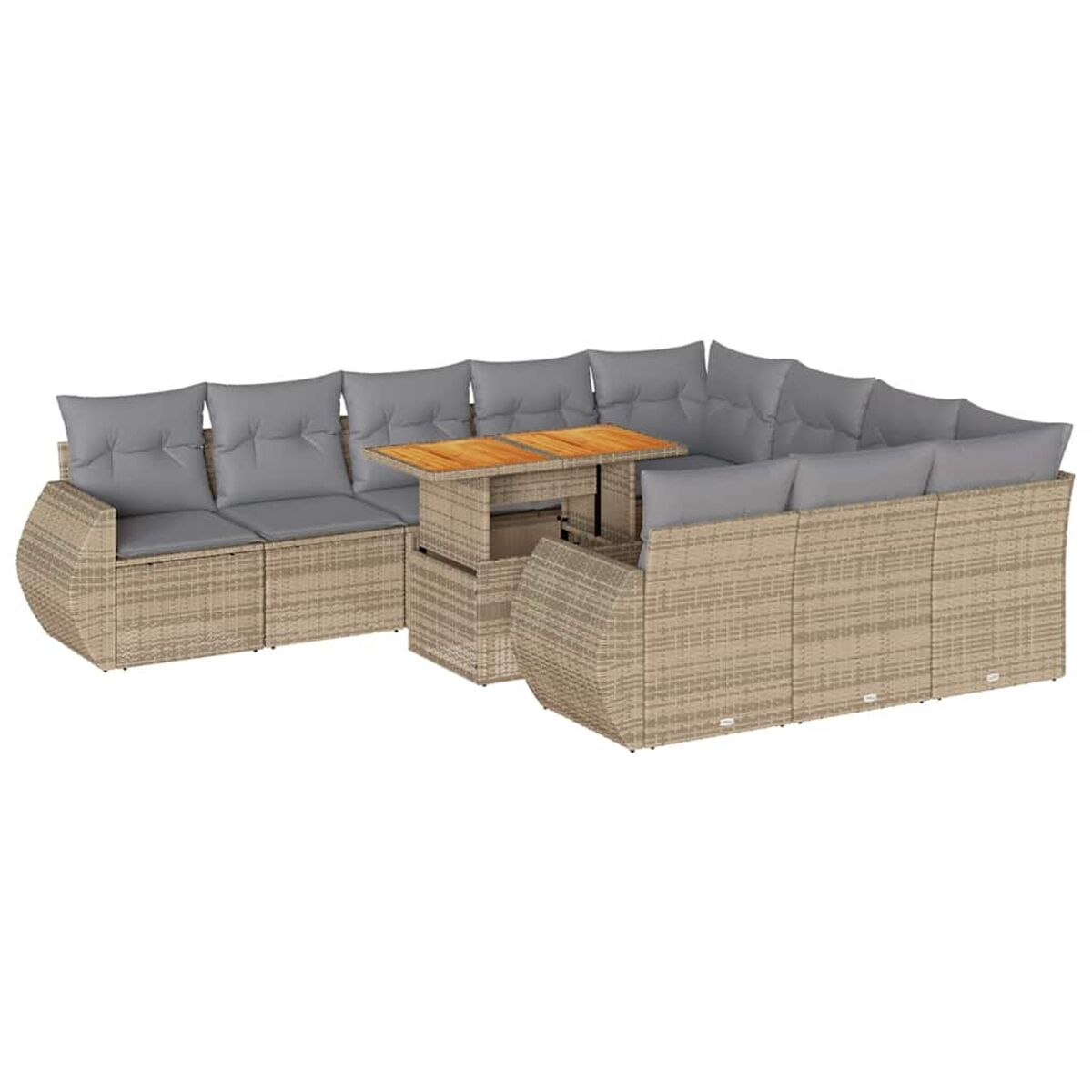 Divano angolare in rattan beige con tavolo in legno.