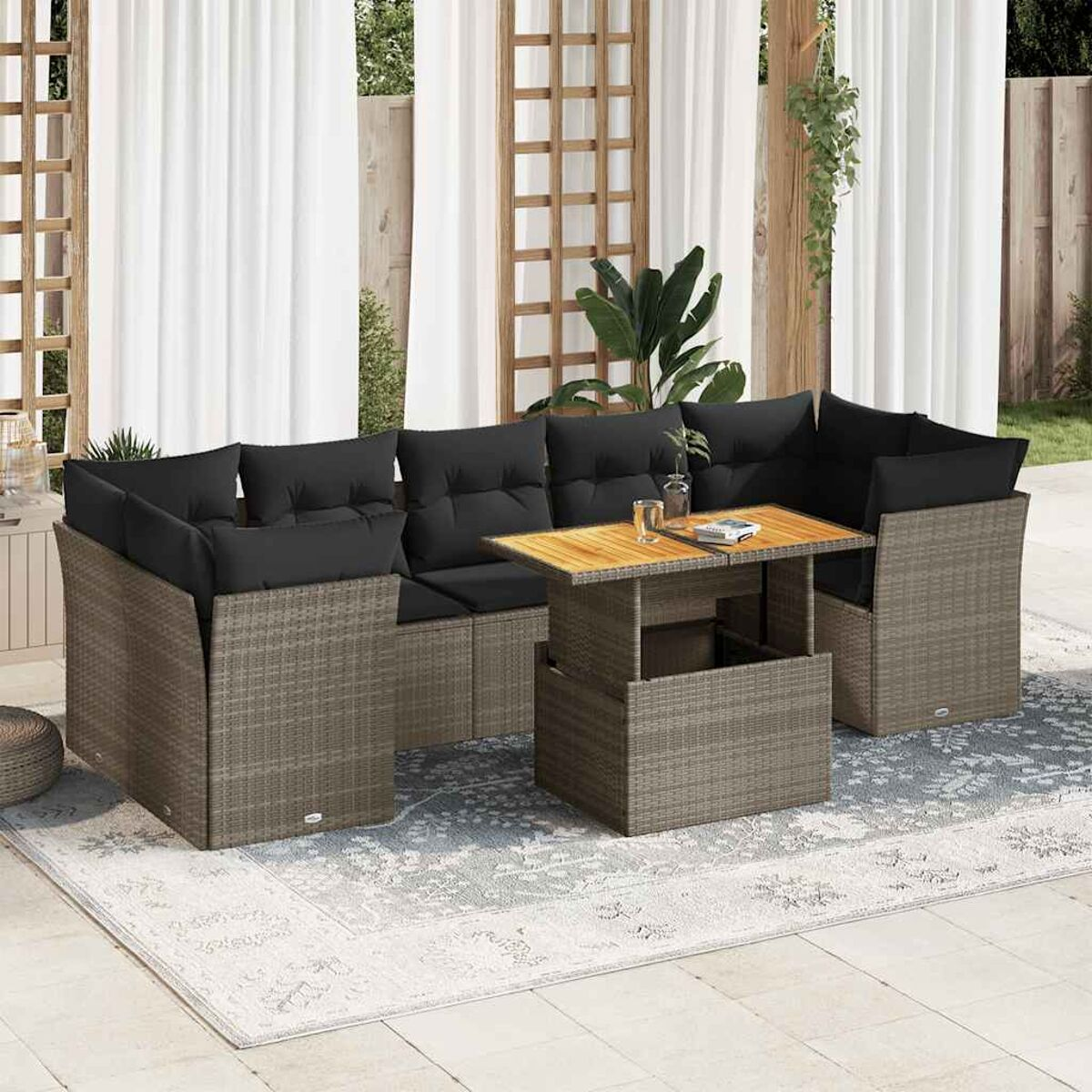 Outdoor-Ecksofa-Set mit Tisch auf einem gemusterten Teppich.