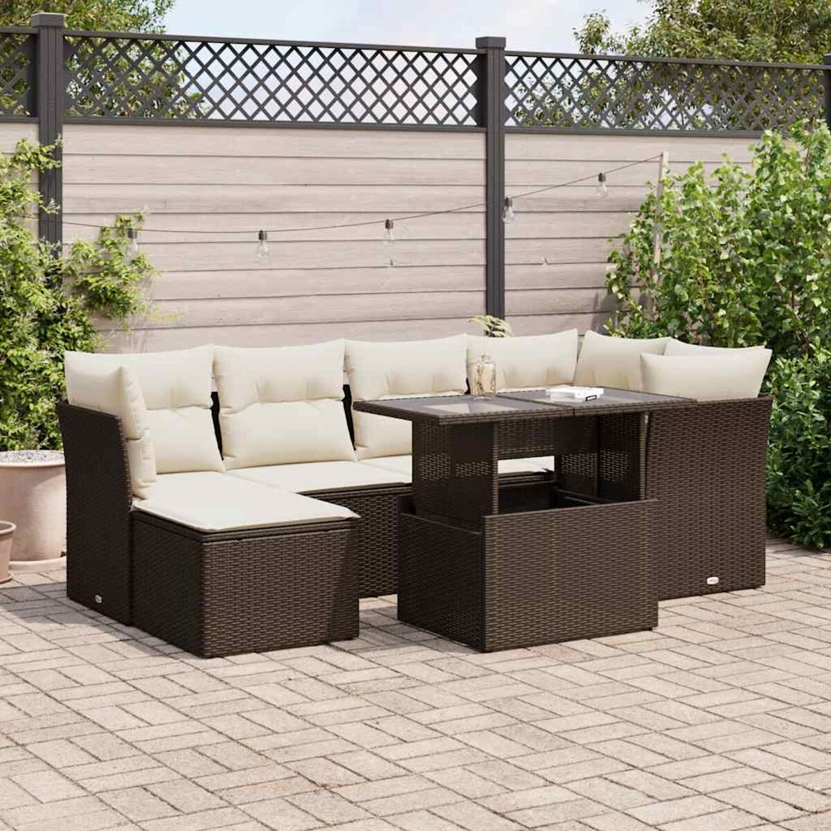 Eine braune Rattan-Sitzgruppe für den Außenbereich mit grauen Kissen, einem Tisch mit Hubfunktion und neutralem Hintergrund.