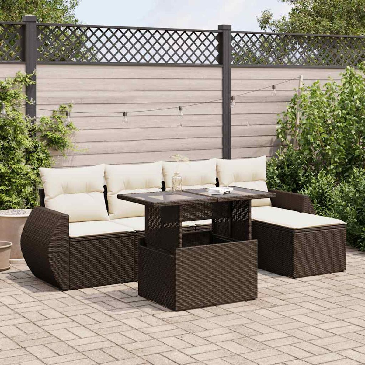 Braunes Outdoor-Wicker-Möbelset. Enthält Sofa, Tisch und Chaiselongue mit beigen Kissen.