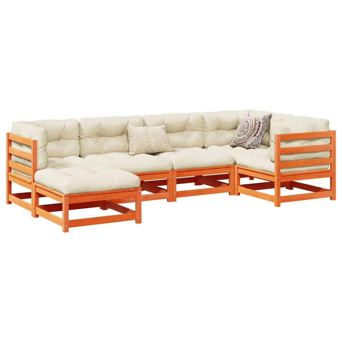 U-förmiges Outdoor-Sofa aus Holz mit cremefarbenen Kissen. Hellbrauner Holzrahmen.