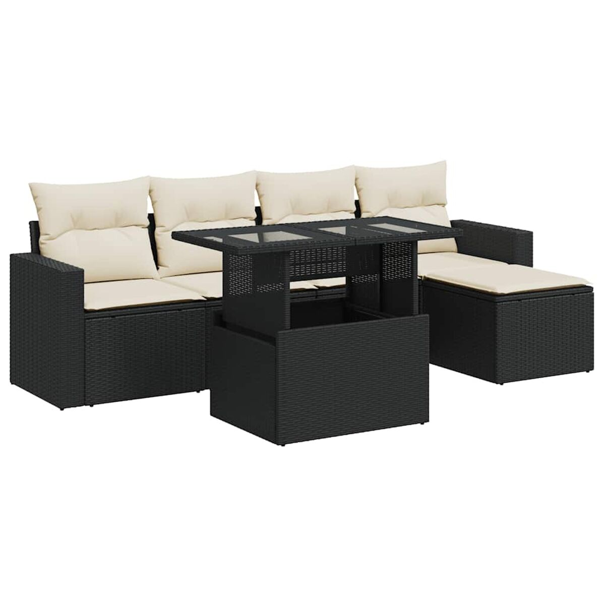 Divano a L in rattan nero con cuscini color crema e tavolo in legno. Sfondo bianco.