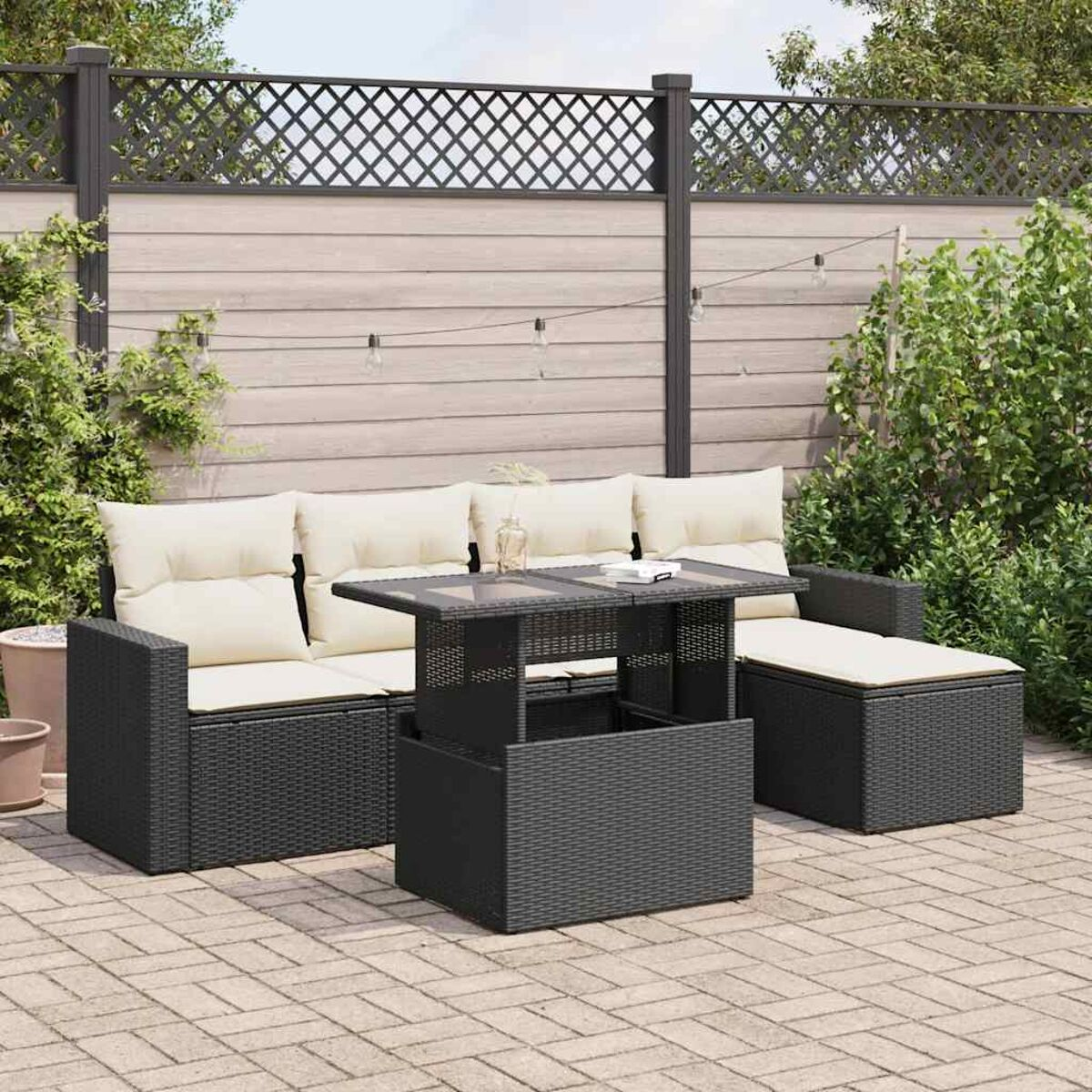 Set patio esterno con tavolo e posti a sedere. L'ambientazione è un patio.