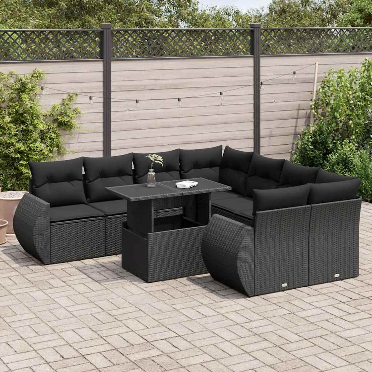 Dunkelgraues Outdoor-Ecksofa und Tisch-Set auf einer Backstein-Terrasse.
