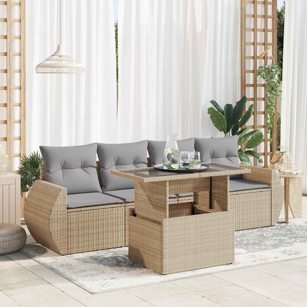 Set di sedute da esterno beige con tavolo. Include cuscini e tavolo con bevande sopra.
