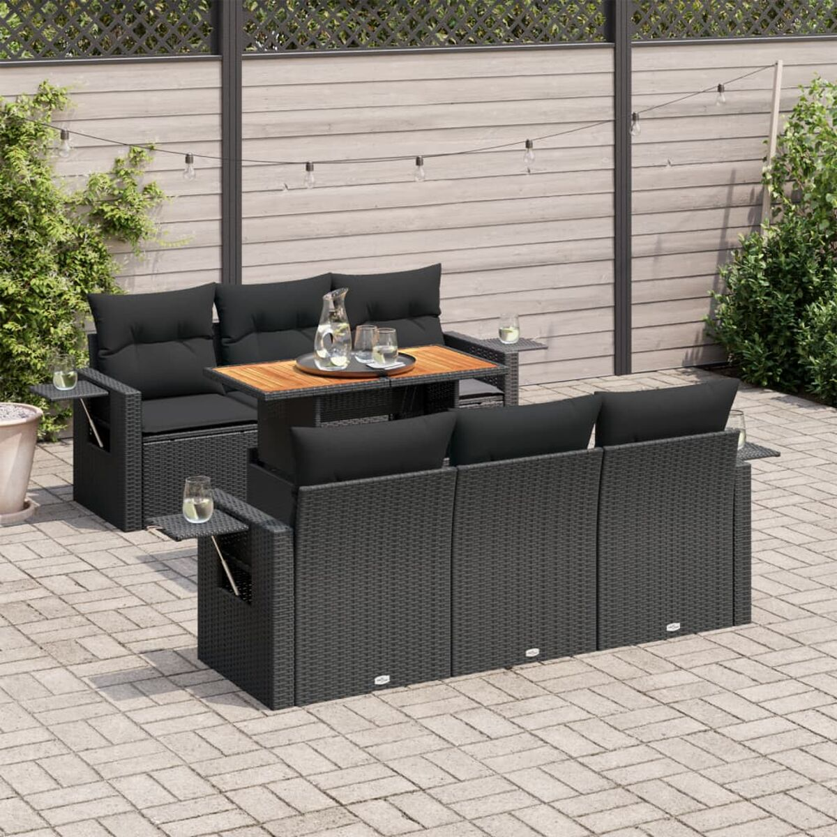 Set di mobili da patio per esterni. Include un divano, due sedie, un tavolino con due tavolini.