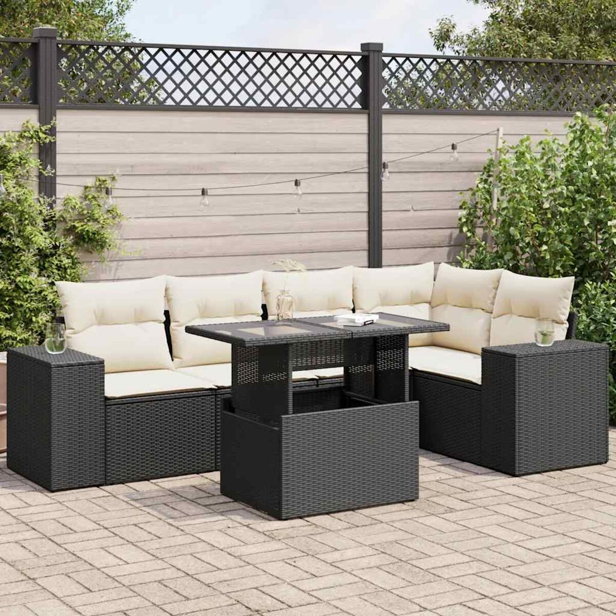 Schwarzes Outdoor-Geflechtmöbelset mit beigen Kissen und einem Tisch mit Hebevorrichtung.