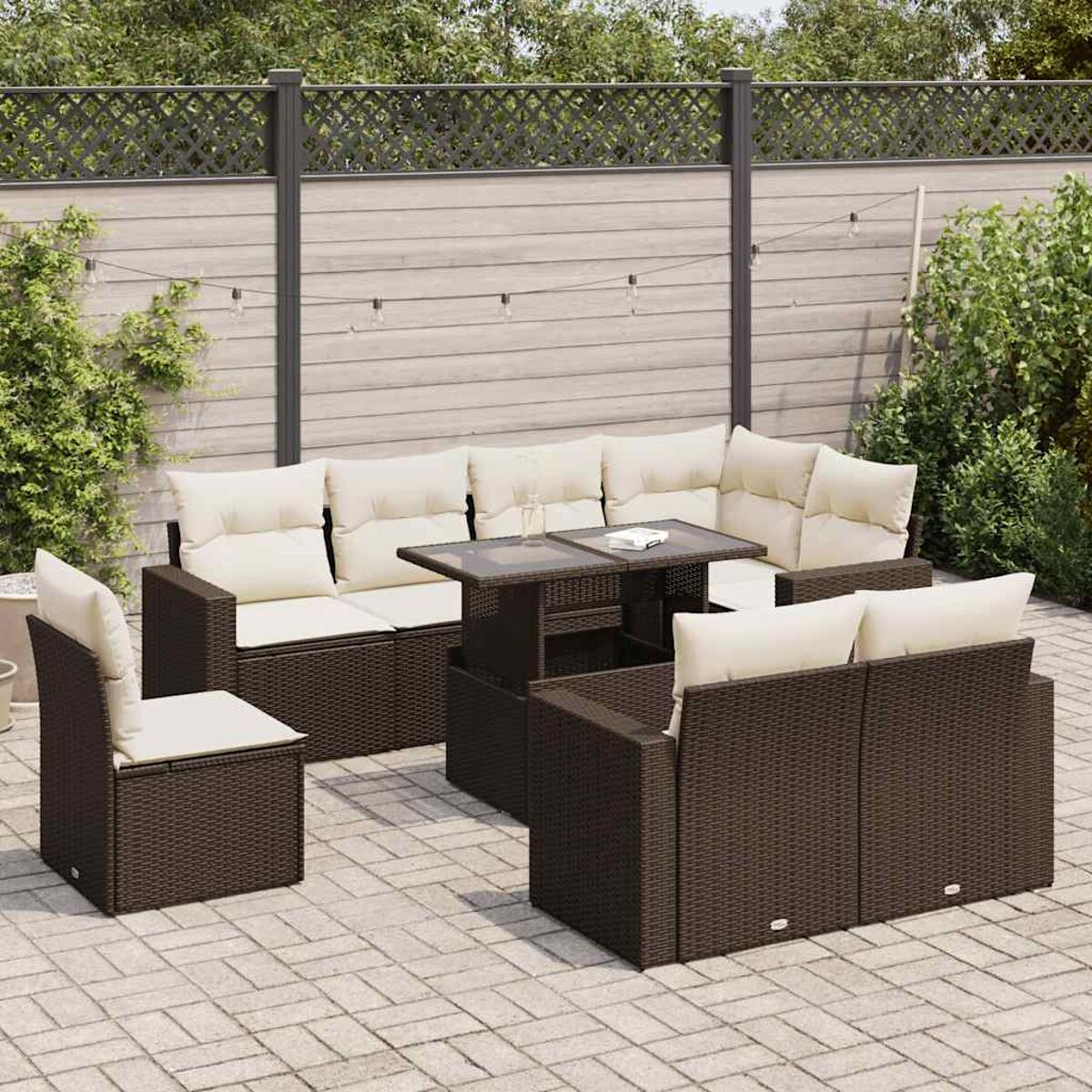 Set di mobili da esterno in rattan marrone con cuscini beige e un tavolo.