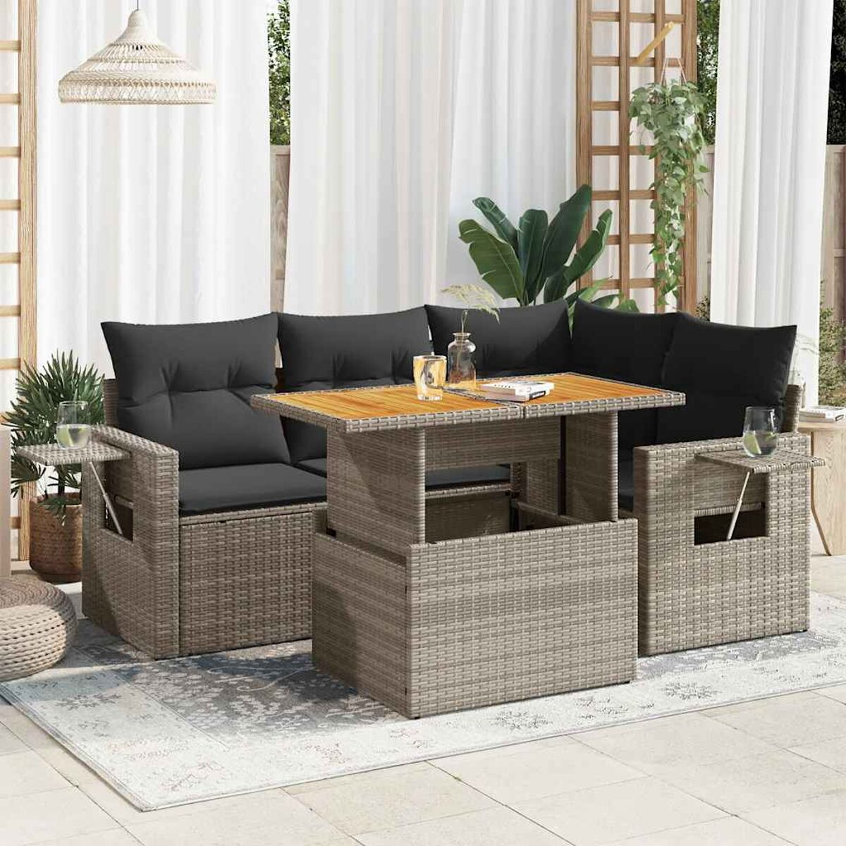 Set di mobili da esterno in rattan con tavolo. Il set comprende un divano e due sedie.