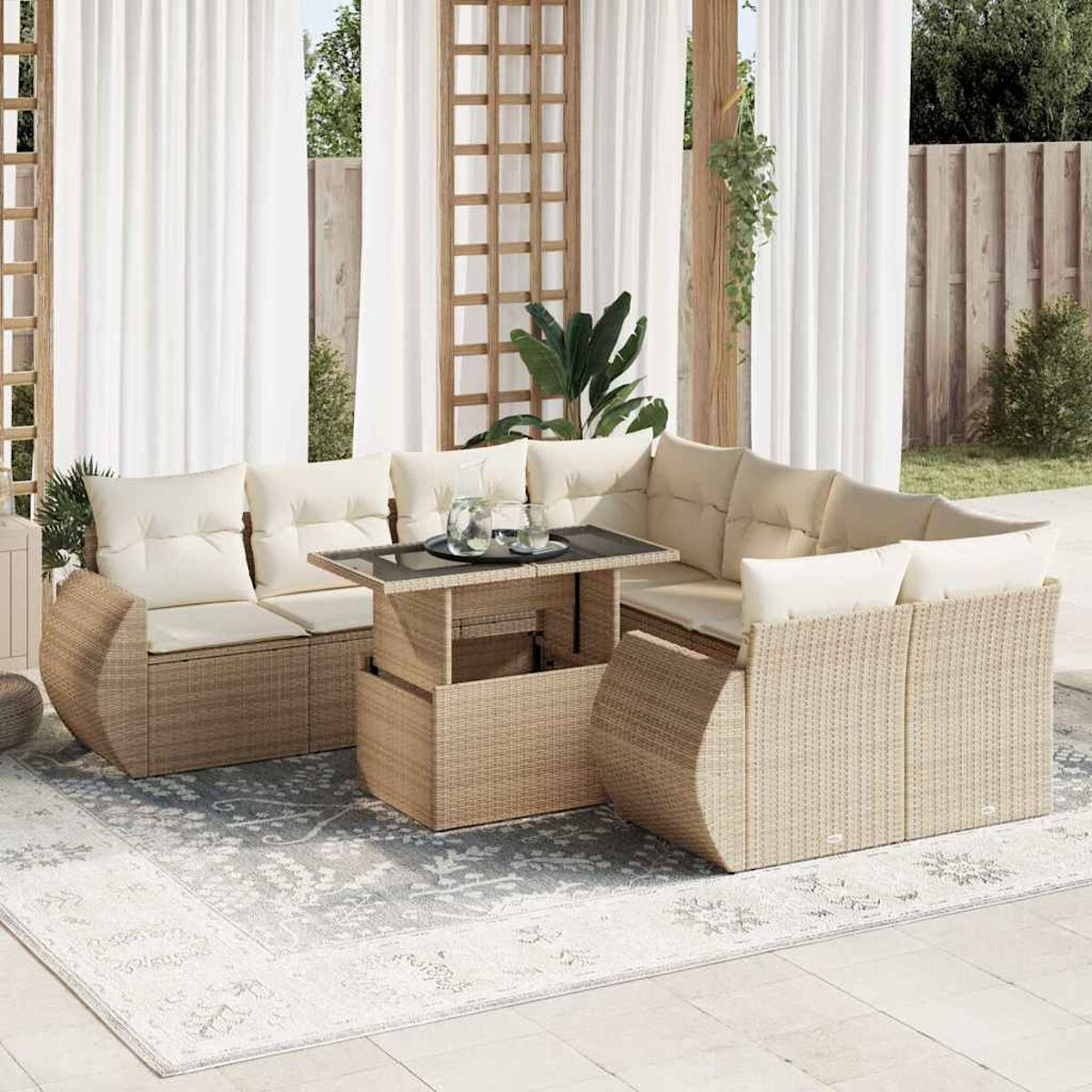 Set di mobili da esterno in vimini beige con tavolo e cuscini color crema. Lo sfondo è un patio e tende.