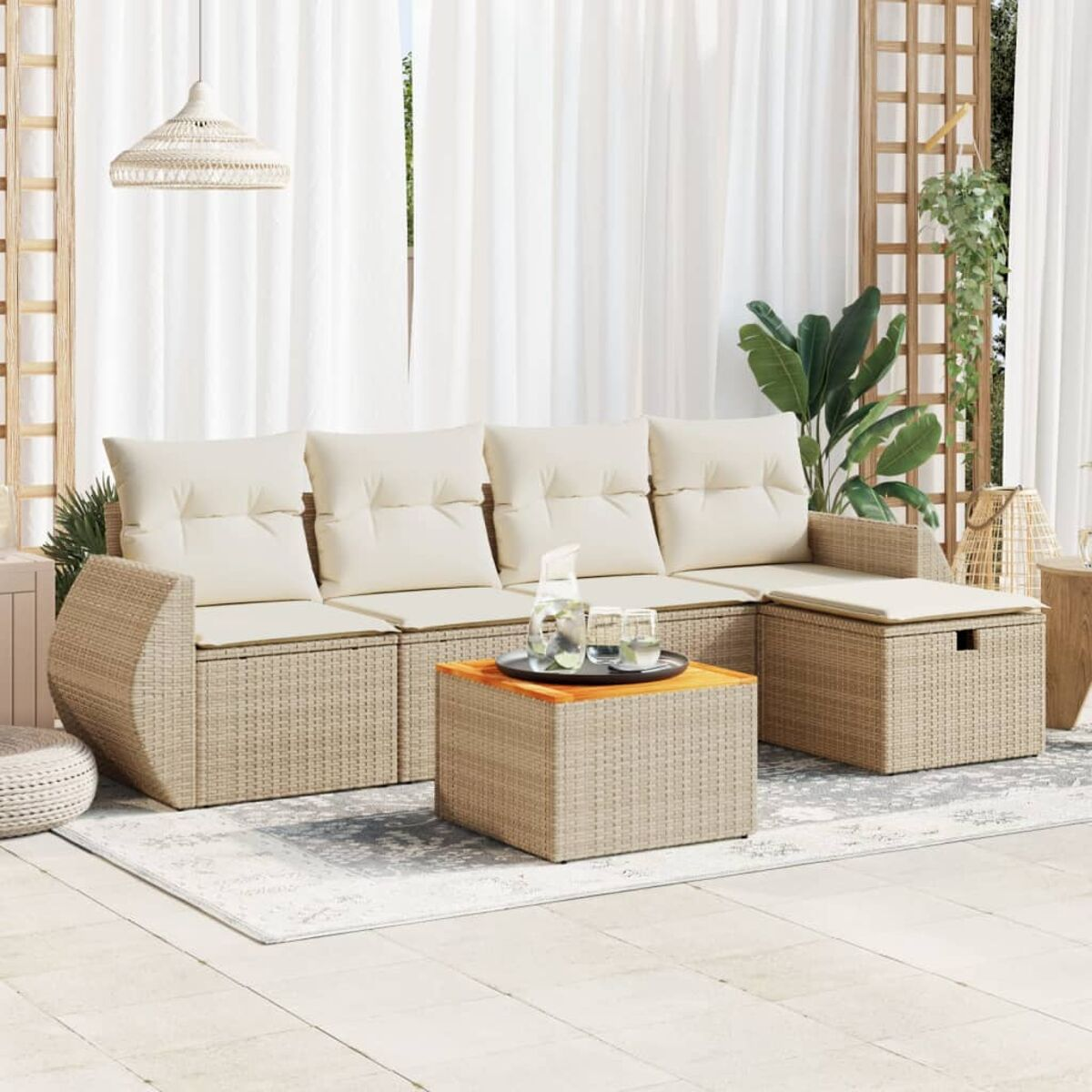 Divano angolare da esterno con cuscini beige e tavolino, su un patio, con piante.