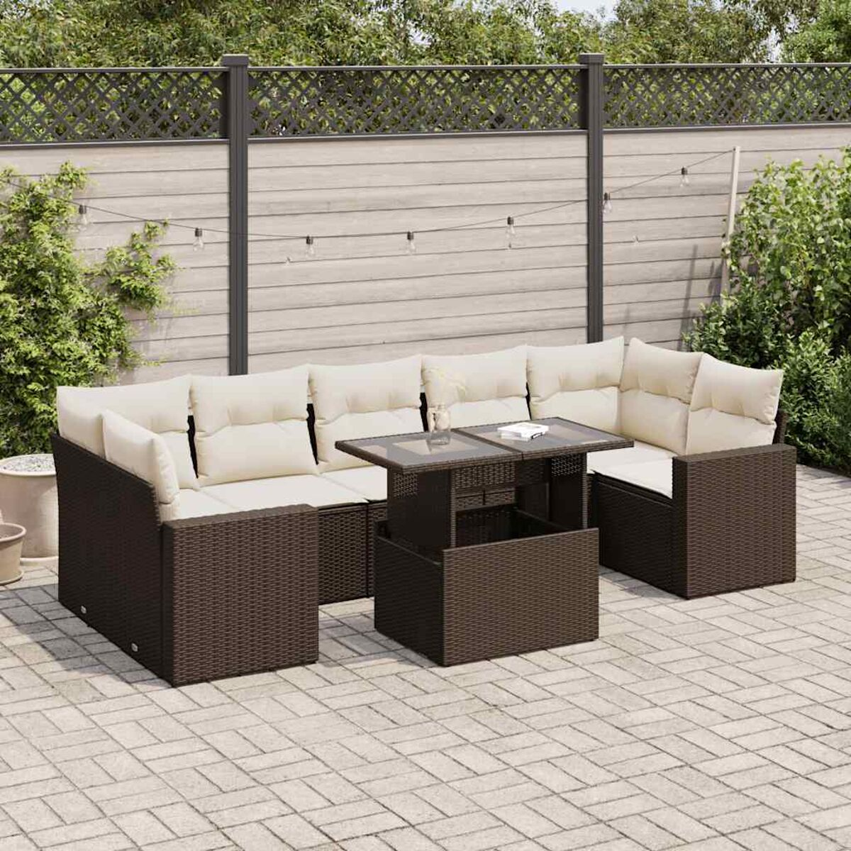 Gartenmöbel-Set: braunes Sofa, Tisch und zwei Beistelltische auf der Terrasse. Beige Kissen, braune Rahmen.