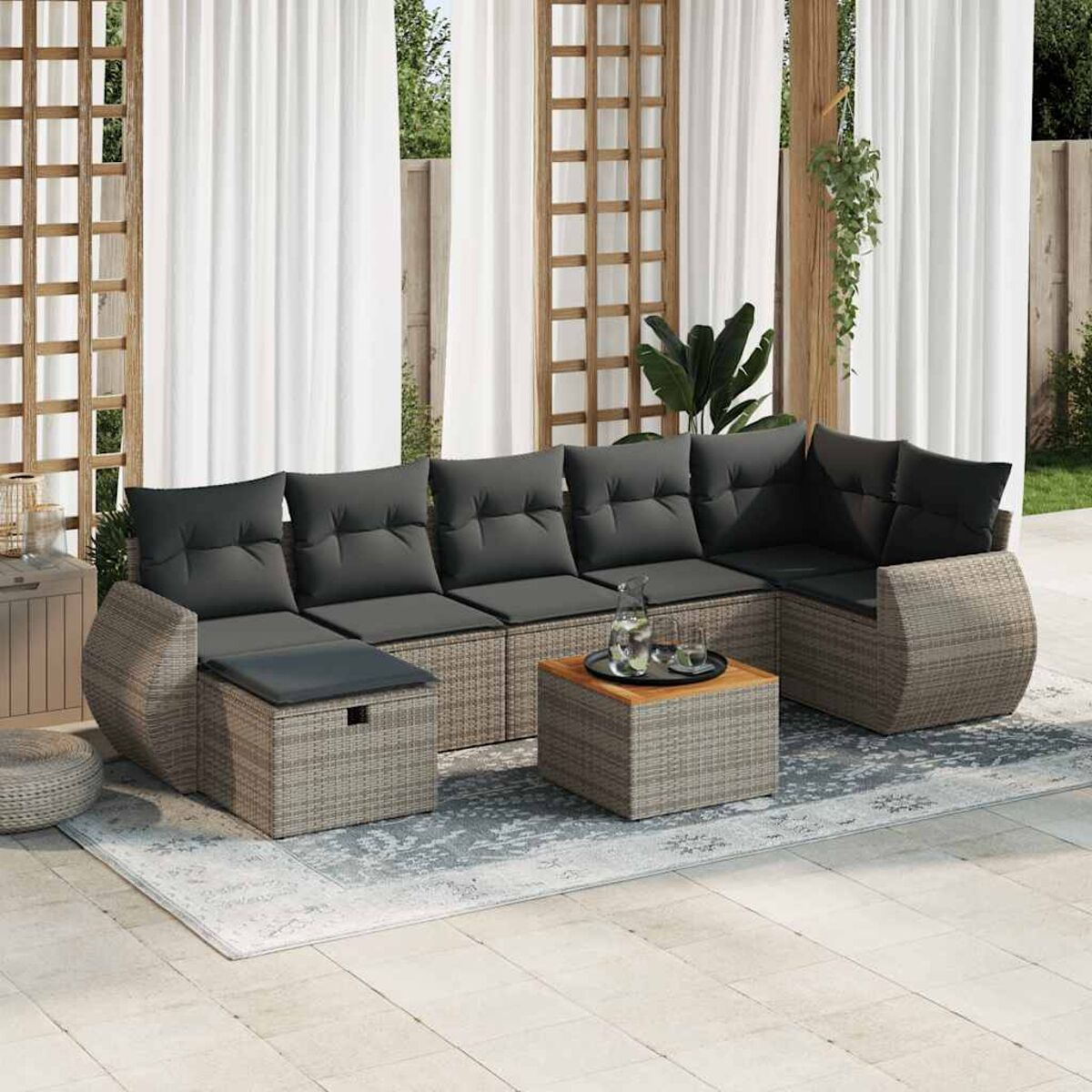 Outdoor-Ecksofa und Tisch-Set auf einem Teppich, mit hellem Hintergrund.