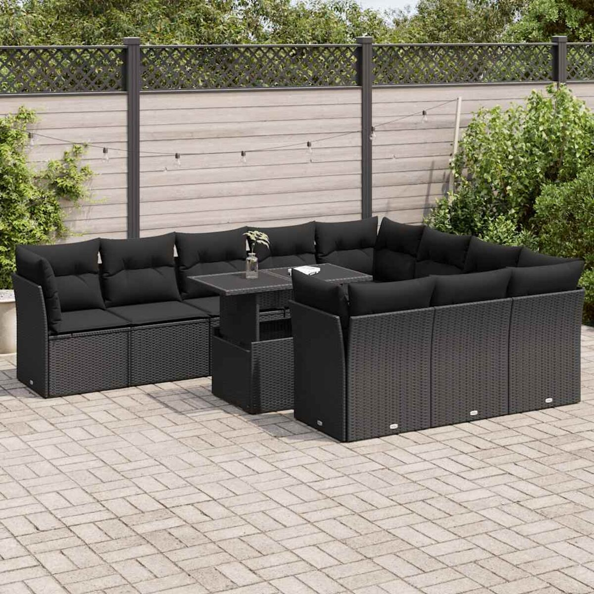 Schwarzes Gartenmöbel-Set aus Korbgeflecht mit Tisch und Kissen. Auf einer Backstein-Terrasse mit Zaun.