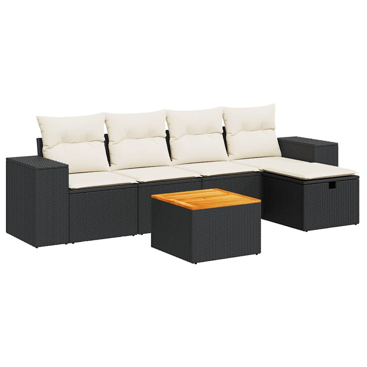Set divano in rattan nero con cuscini bianchi e tavolo in legno.