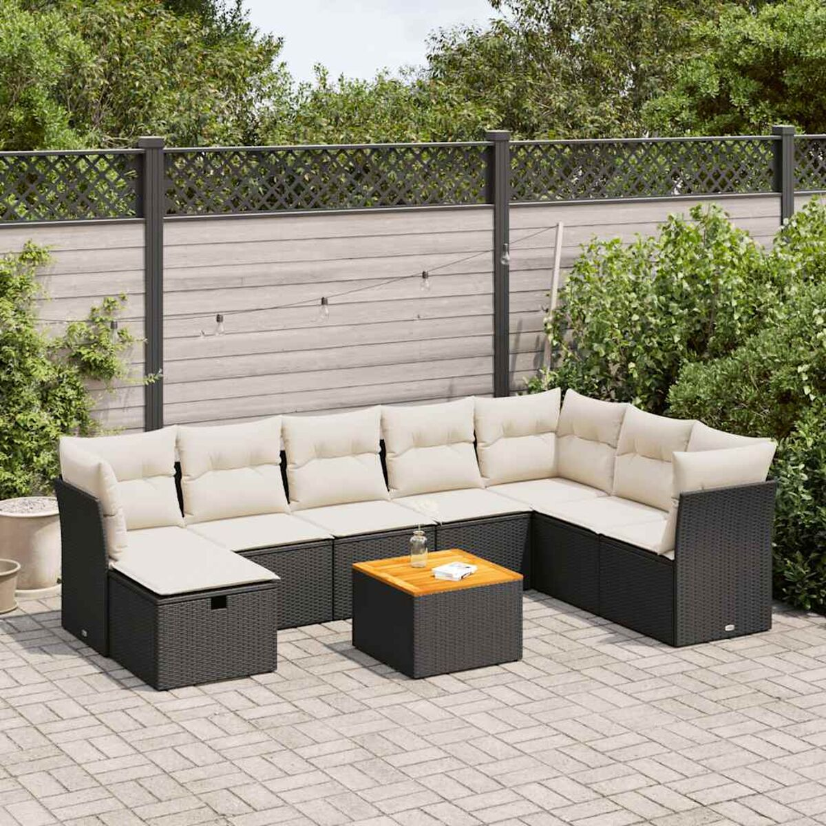Dunkelgraues Outdoor-Sofa-Set mit beigefarbenen Kissen, Holztisch und Backstein-Terrasse.