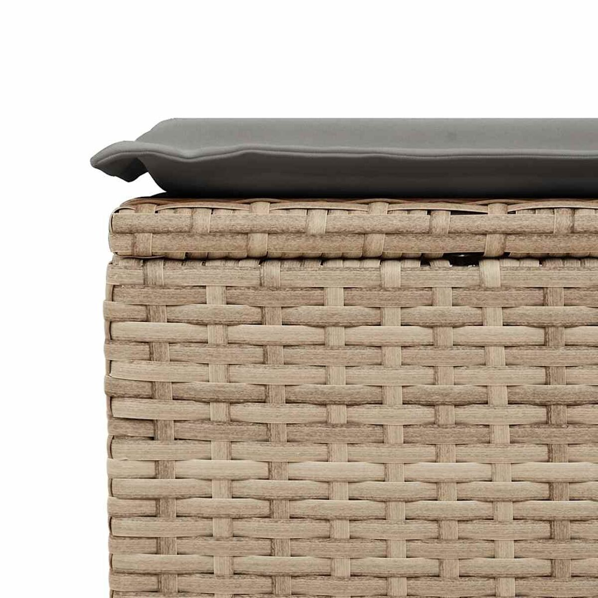 Primo piano di un contenitore in vimini intrecciato con cuscino grigio.