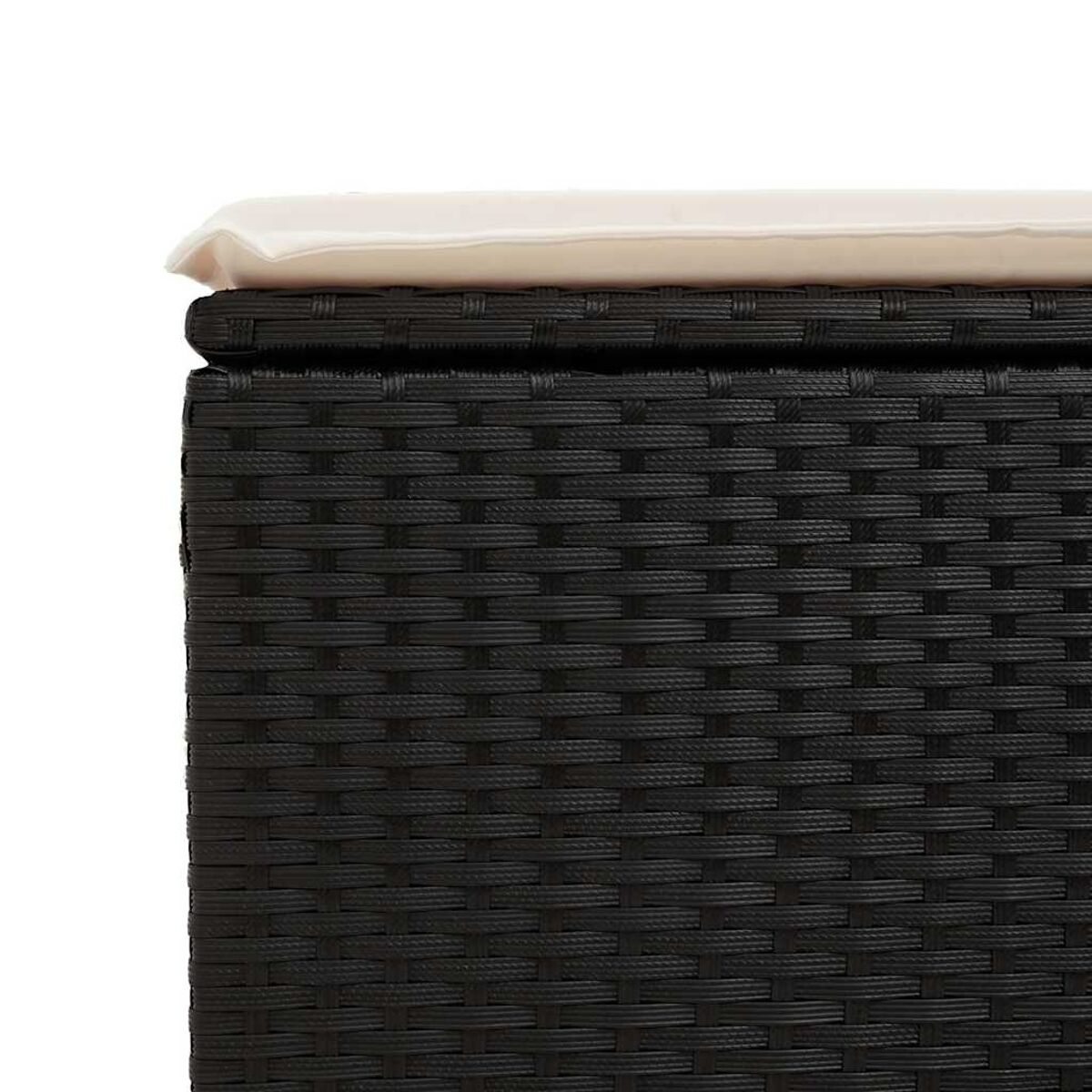 Primo piano di mobili in vimini neri. Tessuto nero, cuscino bianco. Sfondo scuro.