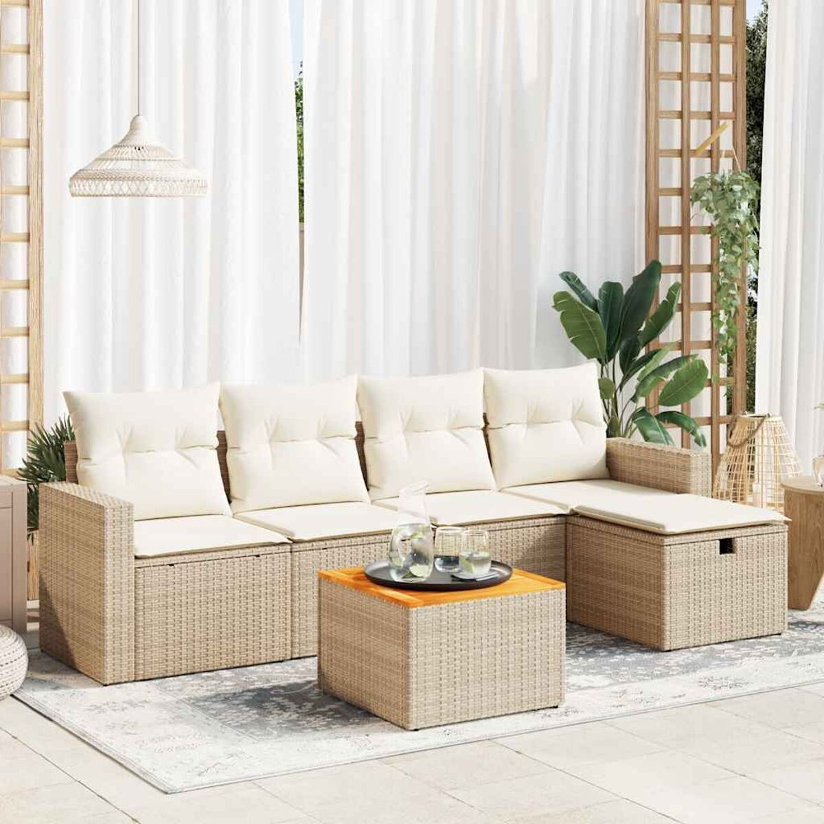 Set divano in vimini beige con cuscini beige e un tavolo quadrato. Il set è su un tappeto.