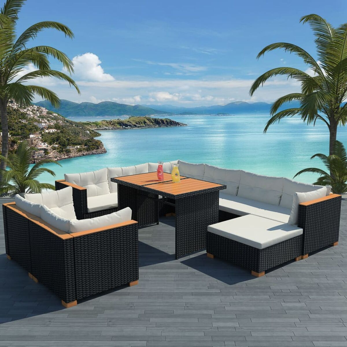 Ein Outdoor-Möbelset auf einer Terrasse mit Meerblick, mit Tisch und Stühlen.