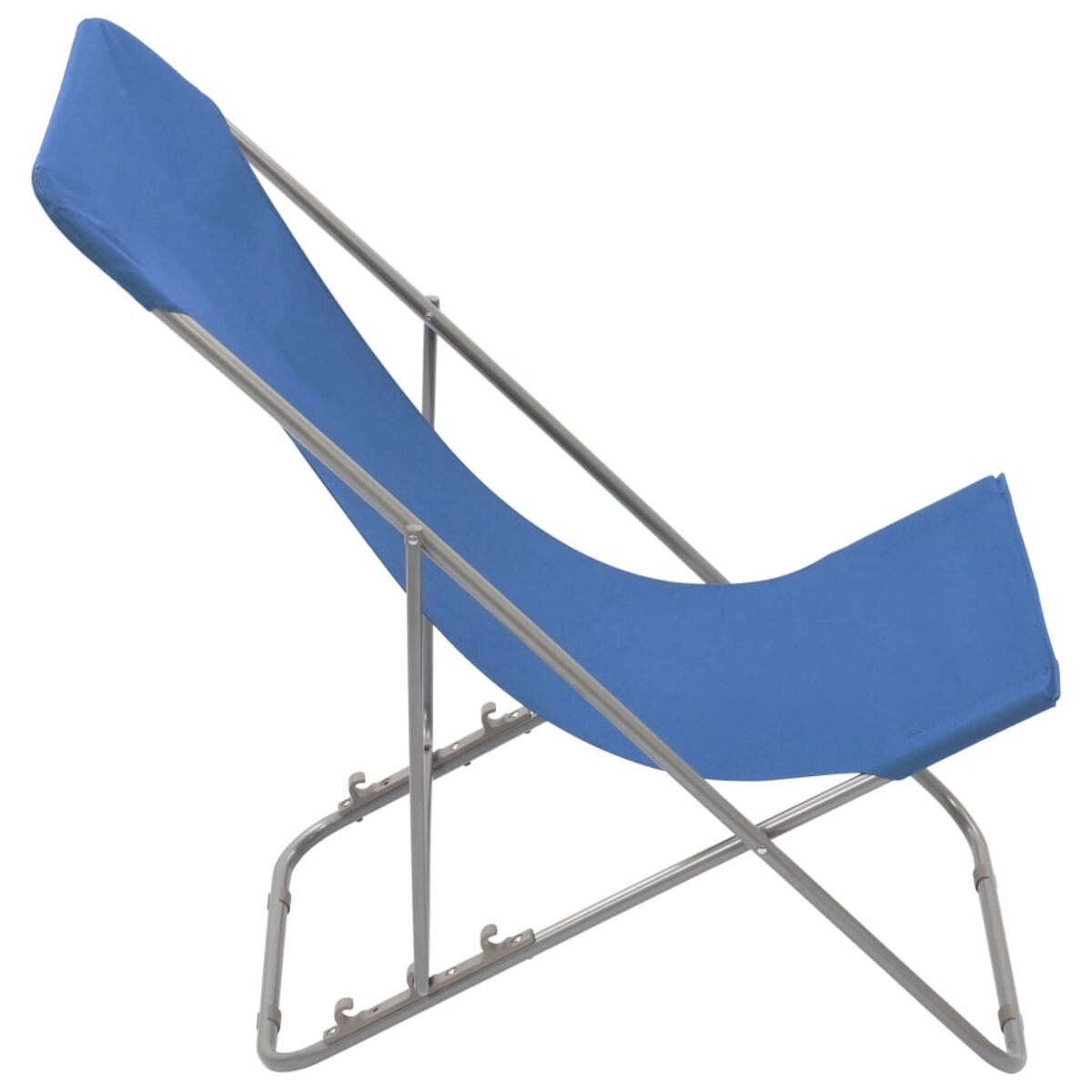 Blauer Stoffschlingenstuhl mit silbernem Gestell. Der Stuhl befindet sich in Schräglage.