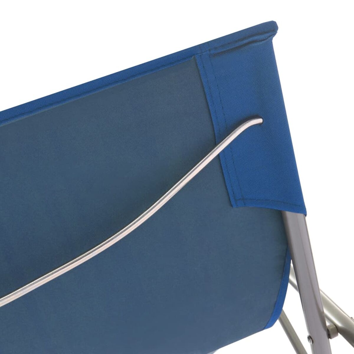 Nahaufnahme von blauem Stoff auf der Rückenlehne eines Klappstuhls mit silbernem Metallrahmen.