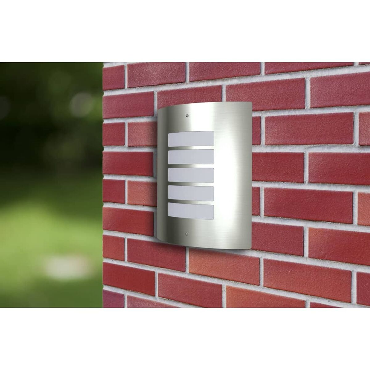 Silberne Außenwandleuchte mit fünf weißen Lichtpaneelen an einer roten Backsteinmauer.