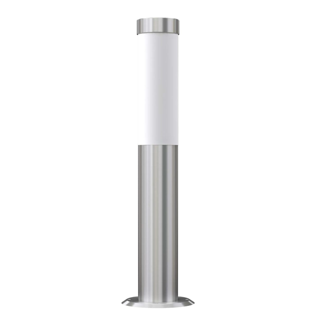 Hohe, silberne und weiße Außenlampe auf weißem Hintergrund, isoliert.