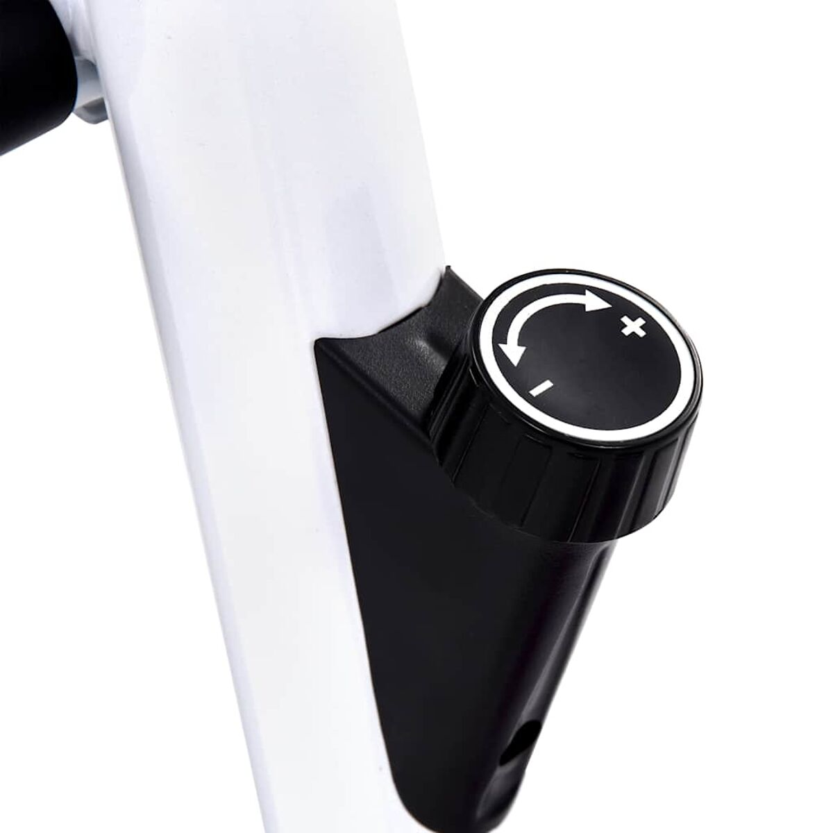 Zbliżenie czarnego pokrętła z symbolami plus i minus.