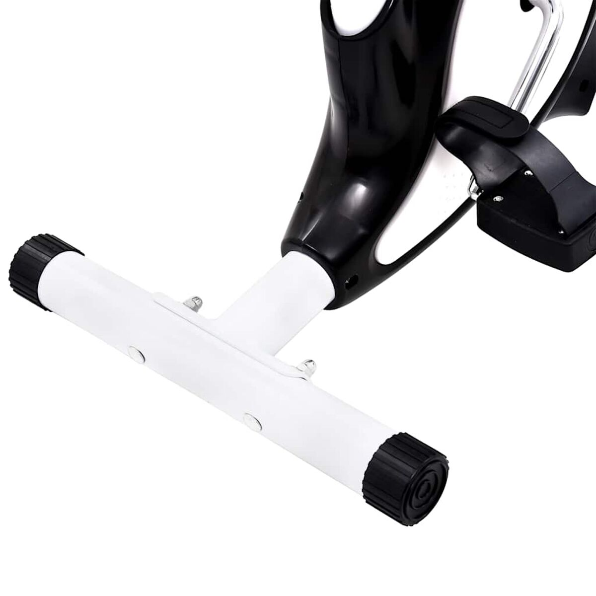 Zbliżenie podstawy stacjonarnego roweru treningowego, biała rama i czarne akcenty.