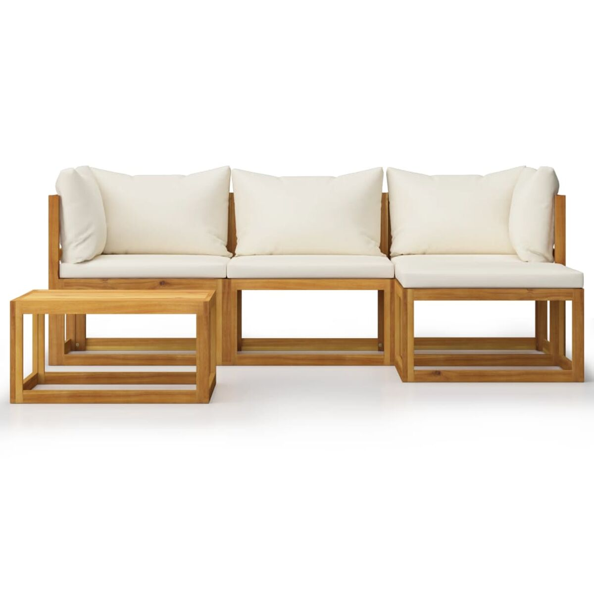 Ein Holz-Outdoor-Sofaset mit weißen Kissen und einem kleinen Tisch.