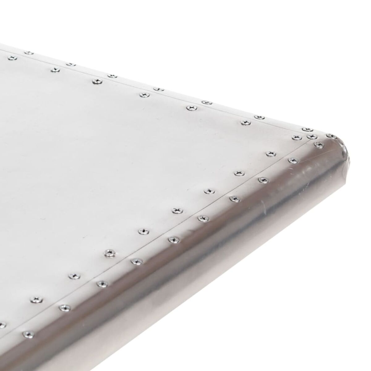 Nahaufnahme einer Metallecke mit Schrauben am Rand. Die Oberfläche ist metallisch und reflektierend.