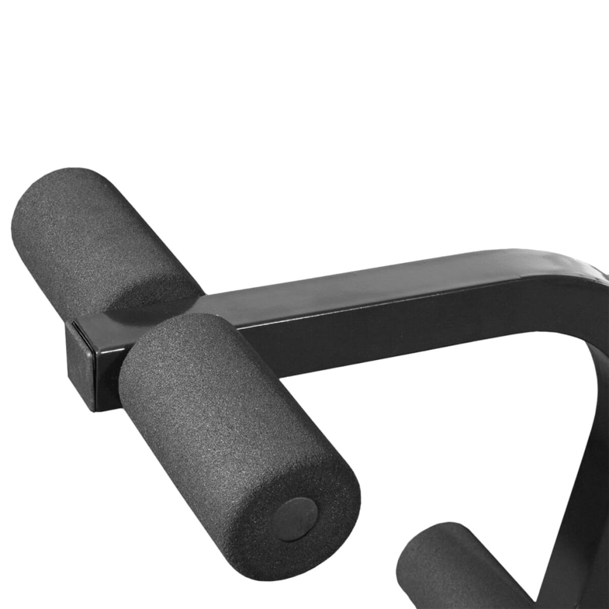 Schwarzes, gepolstertes Fitnessgerät. Zwei gepolsterte Stangen erstrecken sich nach oben.