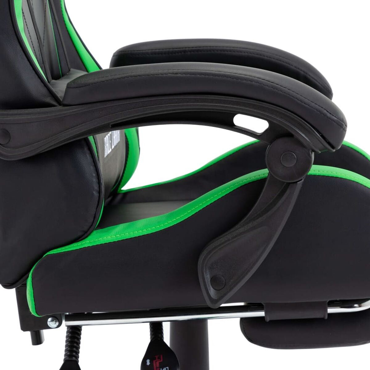 Gaming-Stuhl-Details. Schwarzes und grünes Farbschema mit verstellbaren Armlehnen und Beinauflage. Nahaufnahme.