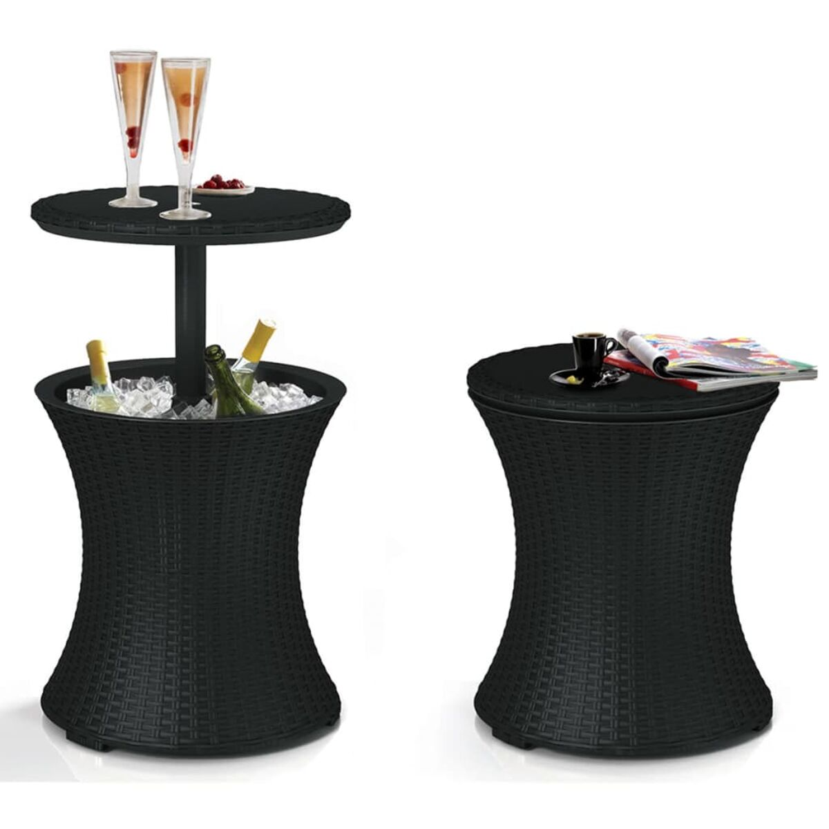 Zwei schwarze Beistelltische aus Rattan. Einer mit Eis und Getränken, einer mit Zeitschrift.