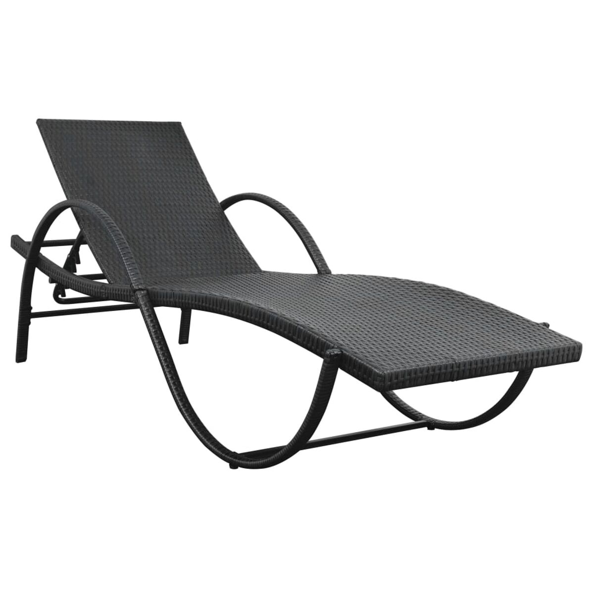 Schwarze Outdoor-Liege aus gewebtem Material. Sie hat geschwungene Arme und Beine und eine geneigte Rückenlehne.