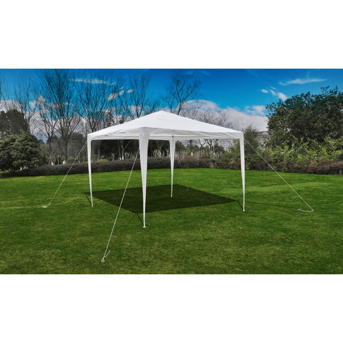 Ein weißer Pavillon auf grünem Gras mit blauem Himmel im Hintergrund.