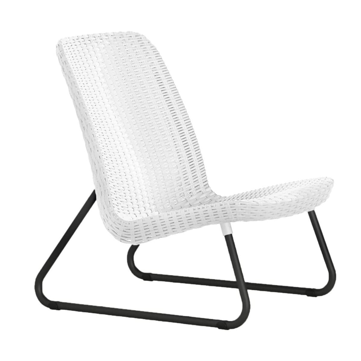 Sedia in plastica bianca intrecciata con telaio in metallo nero. La sedia è in posizione reclinata.