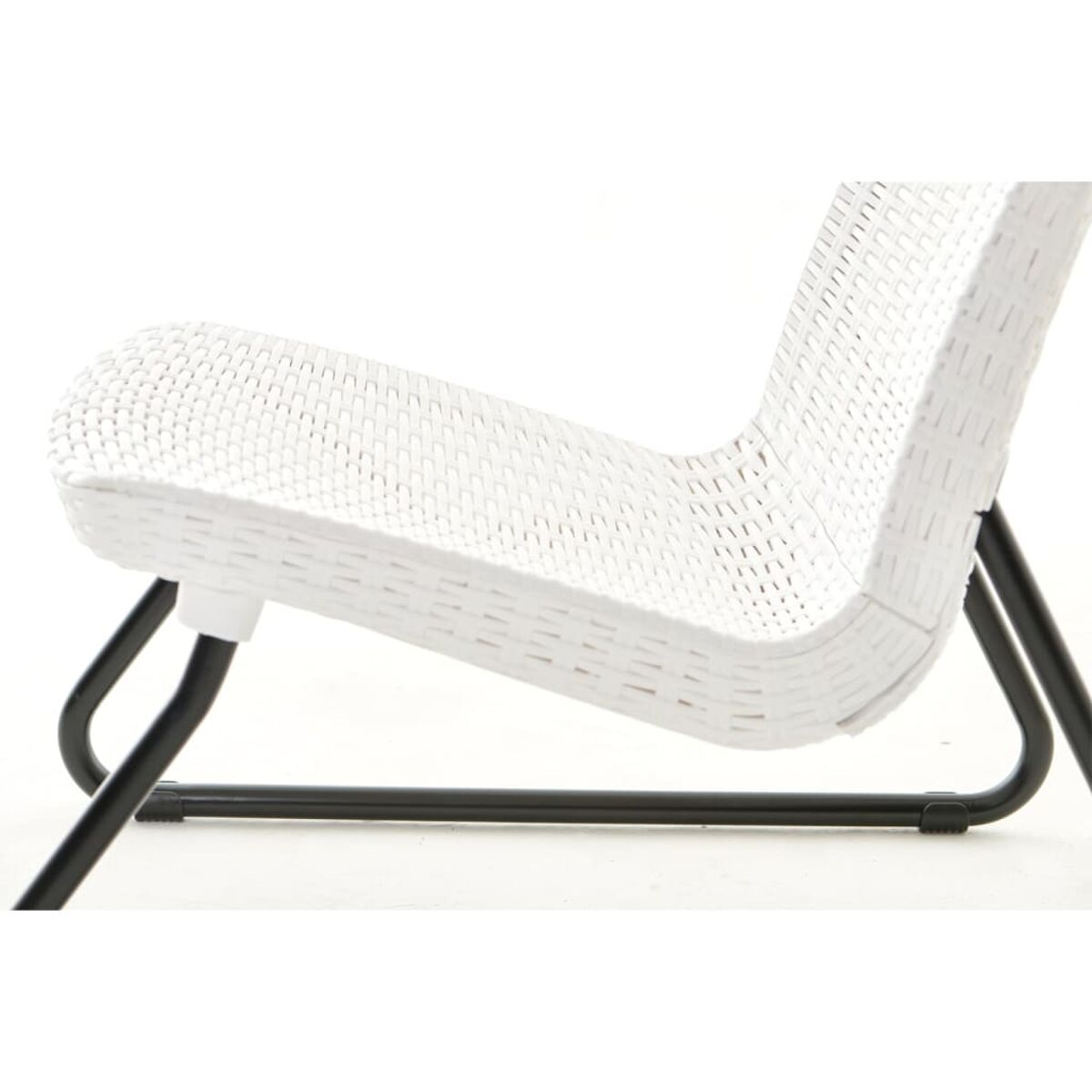 Sedia bianca intrecciata con gambe in metallo nero, design moderno.