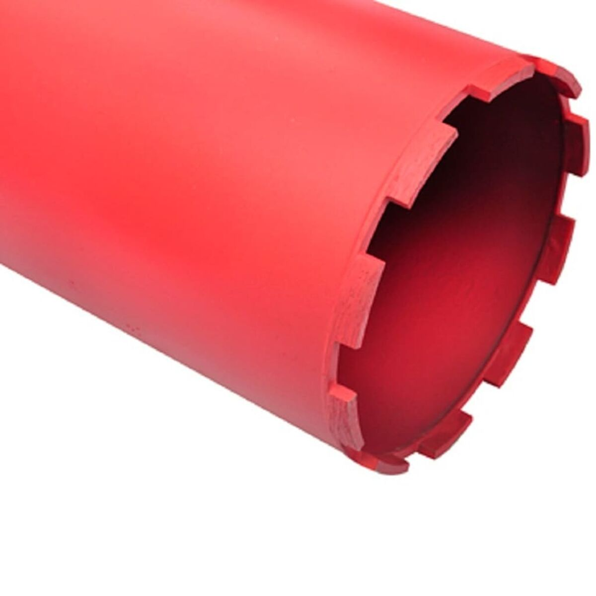 Roter zylindrischer Kernbohrer. Es hat Zähne am Schneidende. Weißer Hintergrund.