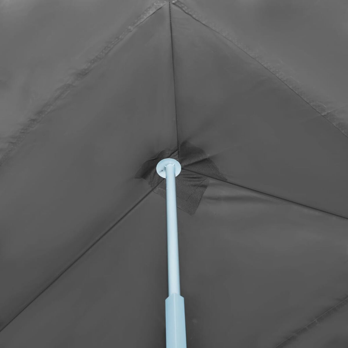 Nahaufnahme der Innenseite eines schwarzen Regenschirms. Es ist ein dunkler, schattiger Bereich.