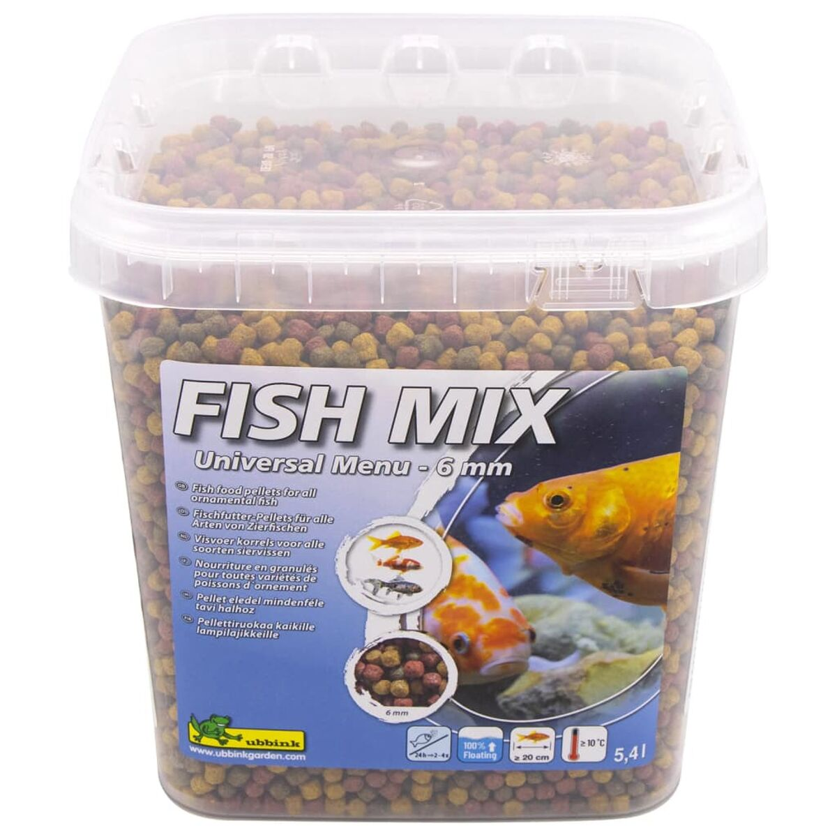 Una vasca di plastica trasparente piena di cibo per pesci, sfondo bianco.