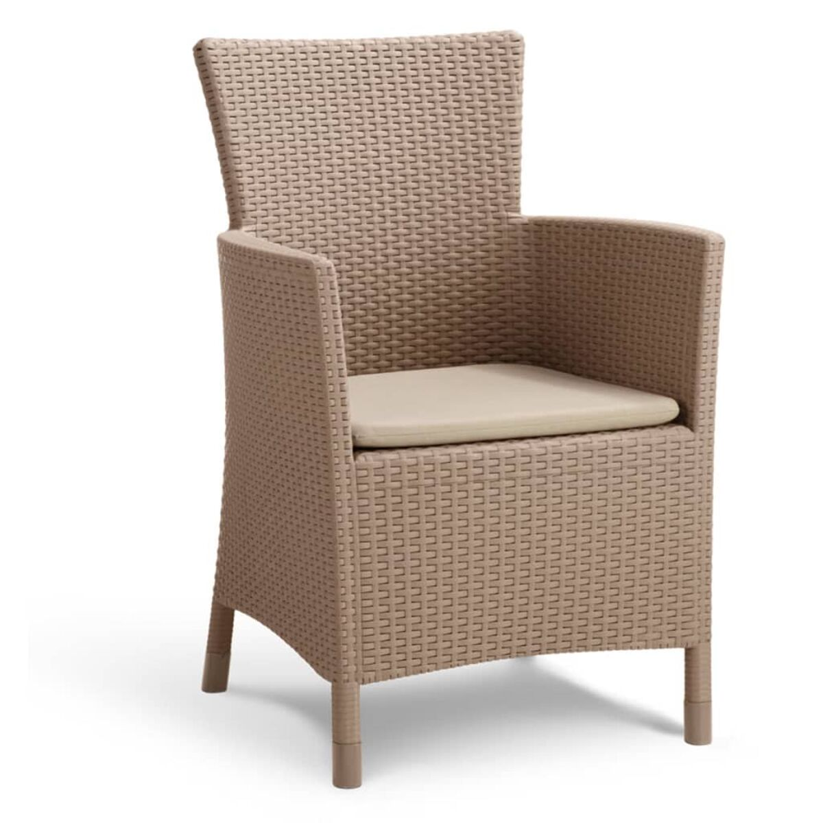 Sedia in vimini beige con cuscino color crema. La sedia ha schienale alto e braccioli.