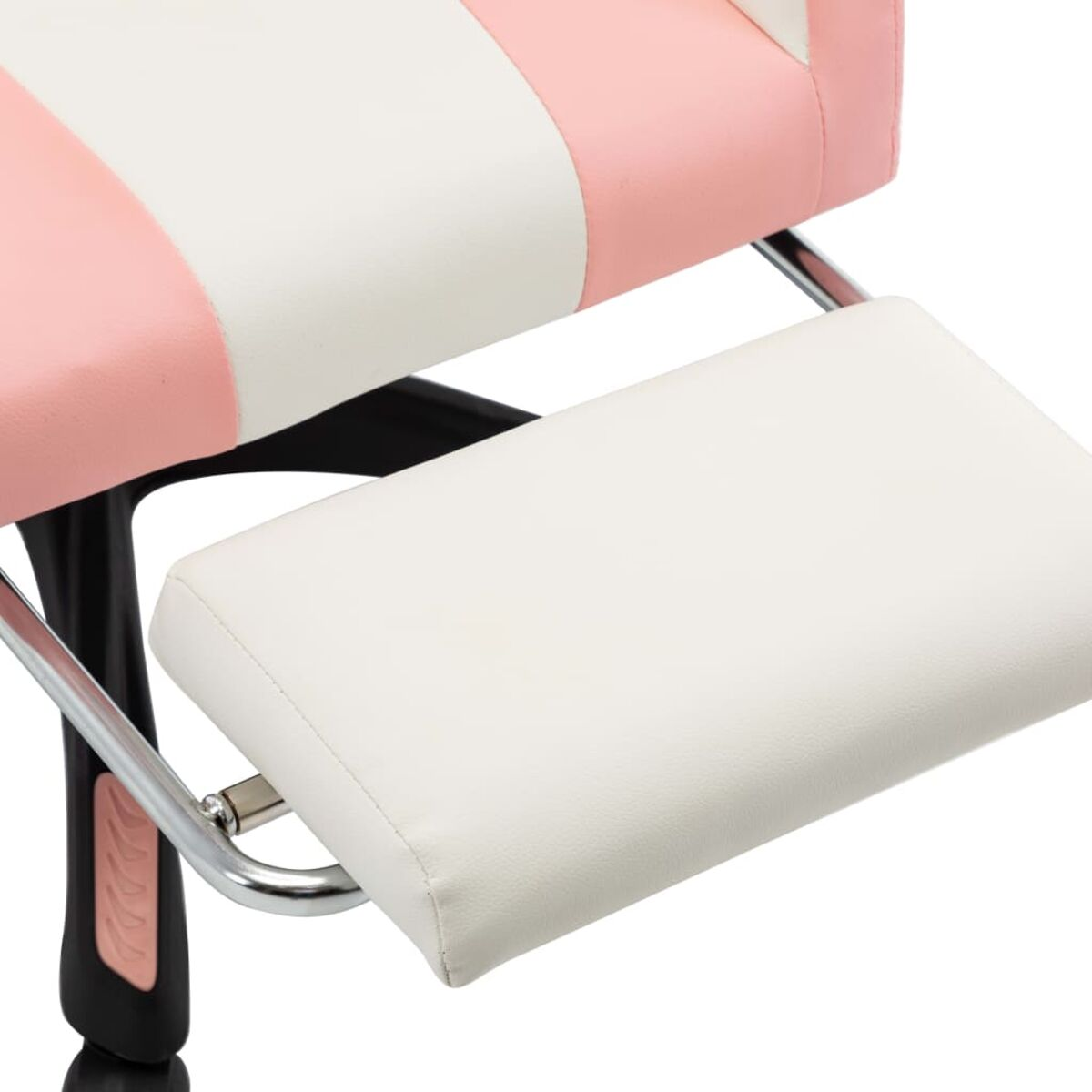 Nahaufnahme eines pink-weiß gestreiften Gaming-Stuhls mit weißer Fußstütze.